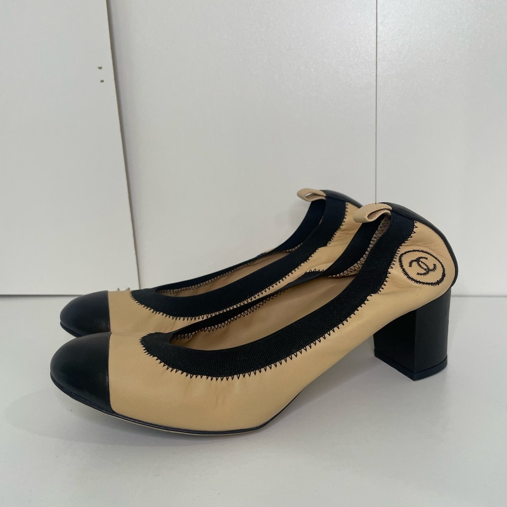 Chanel Women's Black and Tan Shoes